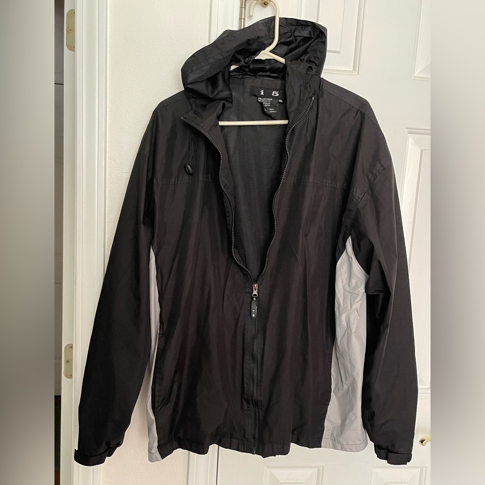 i5 HOODED RAIN JACKET WINDBREAKER. Black w/Gray. Slot Side Pockets. Size XXL.